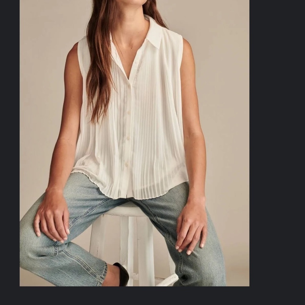Sleeveless White Blouse - Picture 2 of 6